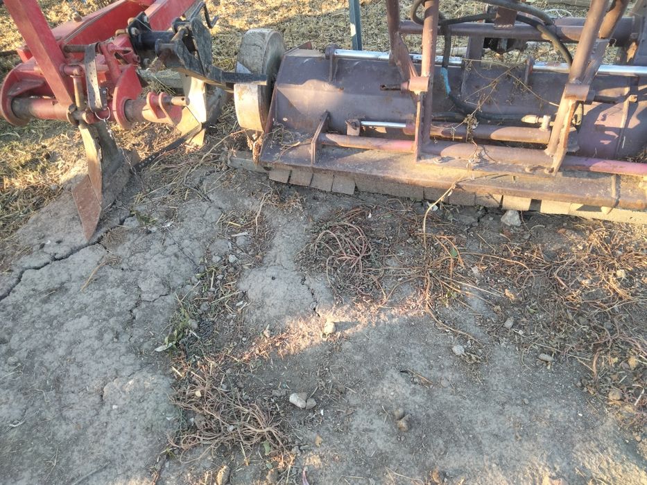Vand motoagricola 18 ca și tractor 445 plus utilaje aferente pentru tractor freza de 170 plug cu doua câmpuri tocătoare de resturi vegetale și remorca