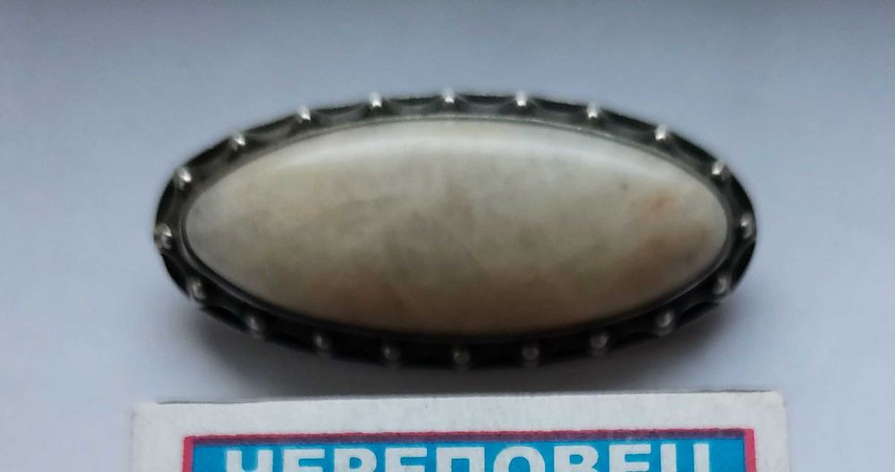 Брошка серебро 875 проба. Камень беломорит. Брошь СССР
