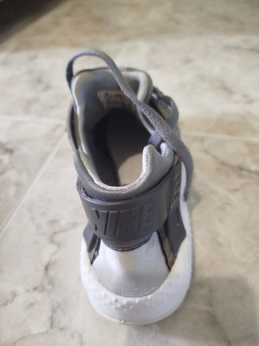 Оригинални маратонки Nike.