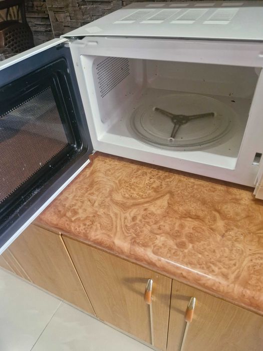 Продава се микровълнова фурна