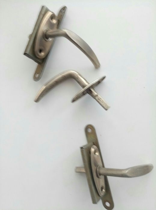 Металлические дверные ручки
