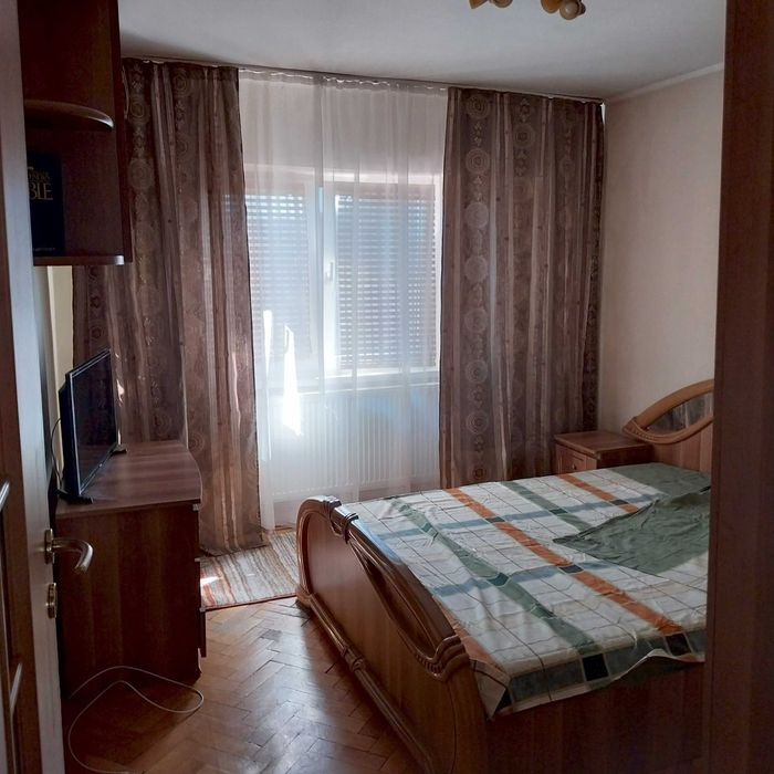 Inchiriez apartament doua camere si balcon, zona Zavoi