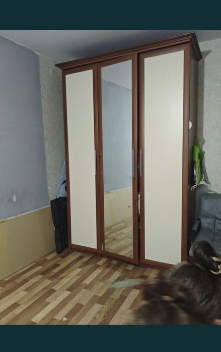 Продам шкаф с зеркалом