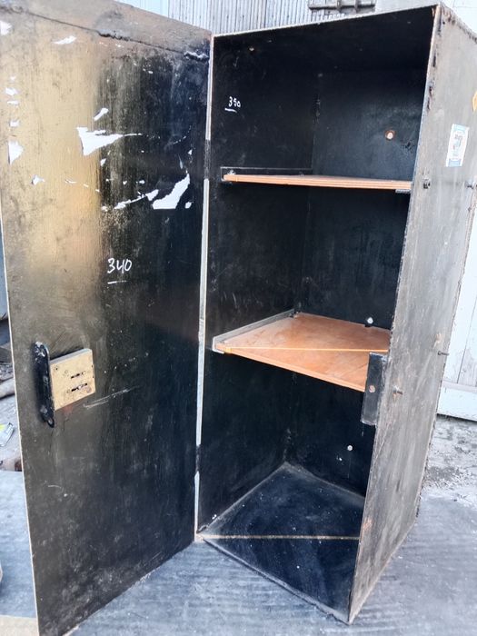 Продам сейф б/у с полкоми .