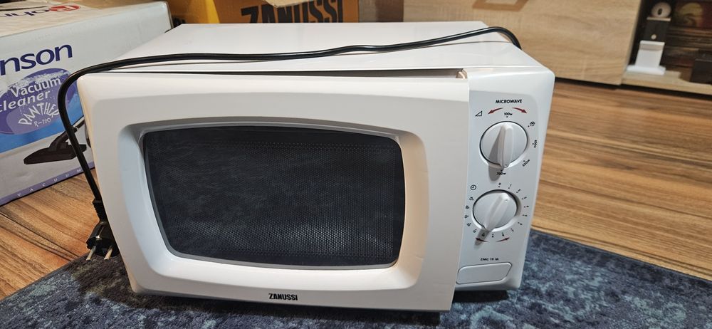 Cuptor cu microunde Zanussi 700 w aproape nou