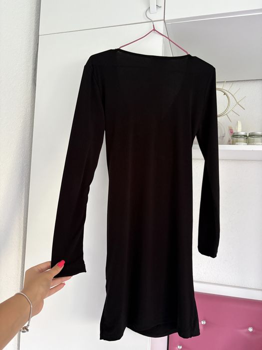 Черна рокля с дълъг ръкав.