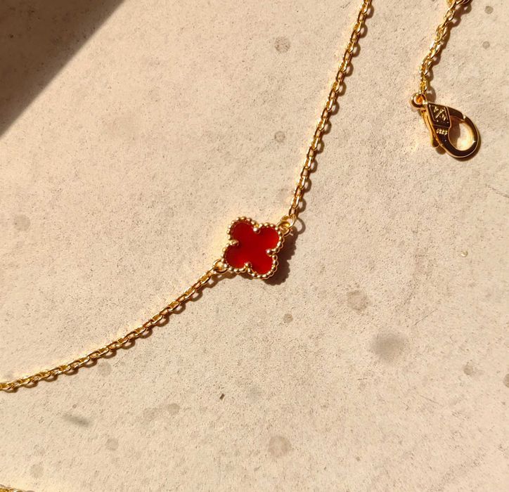 Гривна с малка червена детелина Van Cleef & Arpels VCA Sweet Alhambra