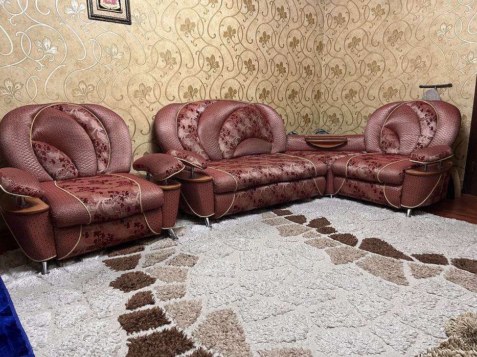 Продам угловой диван и кресло