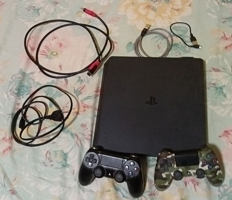 PlayStation 4 slim 2TB (PS4 slim 2TB) + 2 джойстика
