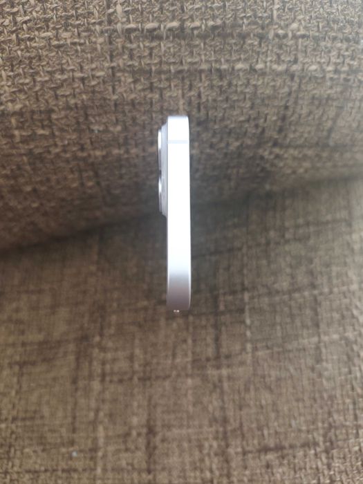 Продавам iPhone 14 в перфектно визуално и техническо състояние!