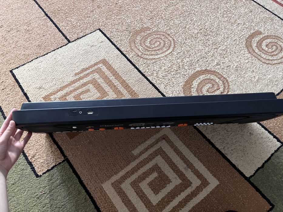 Продам синтезатор