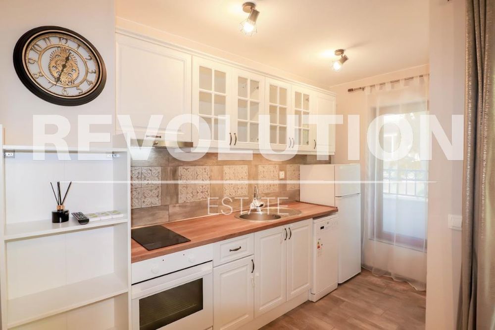 Дава се под наем Тристаен апартамент в Варна, Център - 100 кв.м за 1000 € - Снимка #1