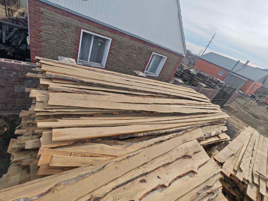 В продаже доски необрезные, пиломатериалы