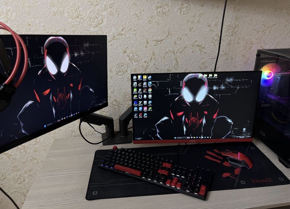 два монитора с кройнштейном