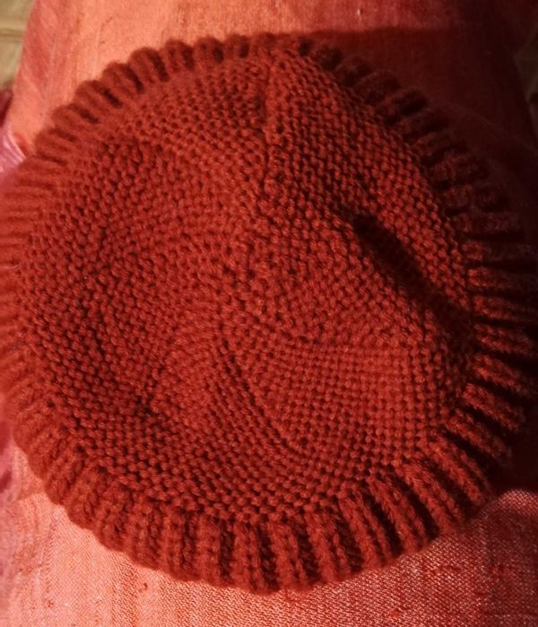 Дамска шапка таке, ръчно плетиво