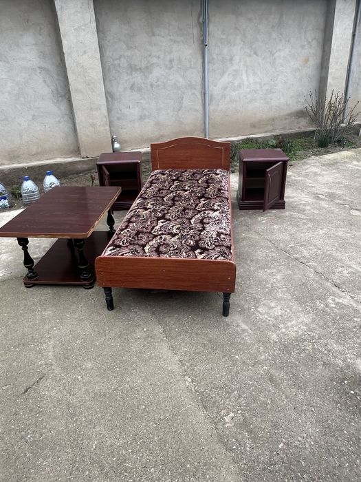 Кровать и тумбочки