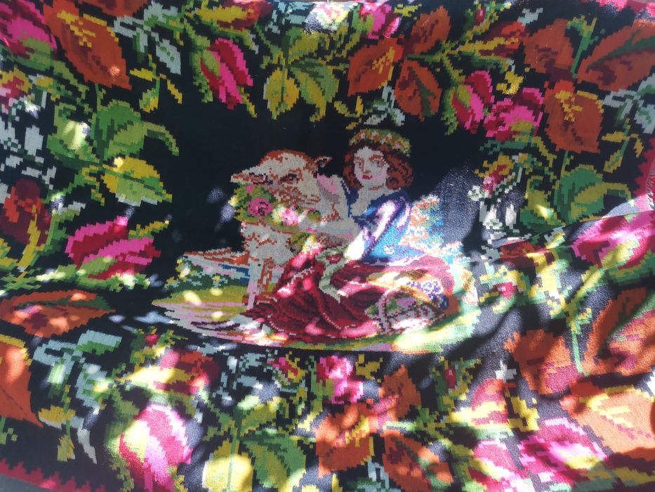 Vând covor de lână tradițional vechime 100 de ani "Fata cu mielul"