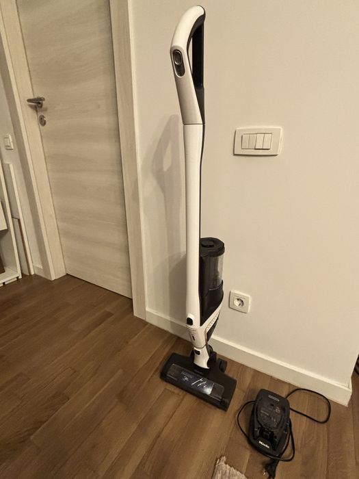 Aspirator Miele fara fir cu 2 acumulatori