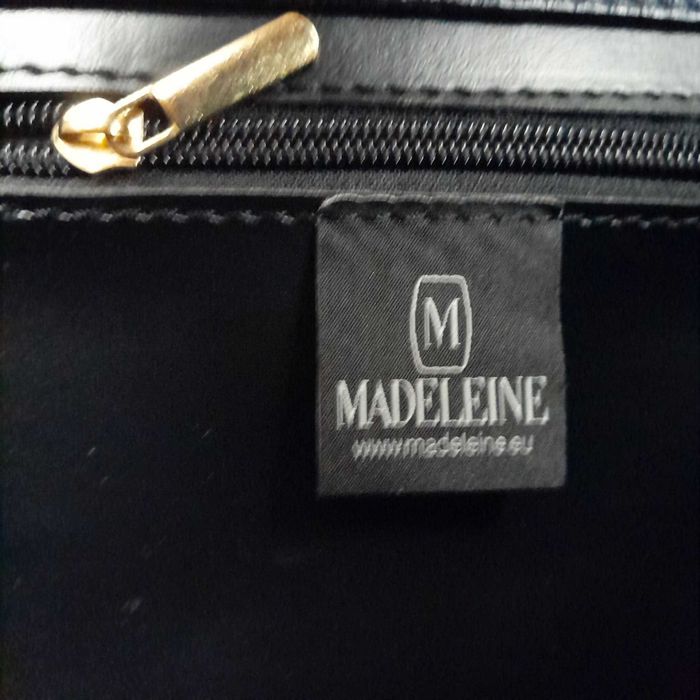 Тъмно синя чанта с капак от естествен косъм