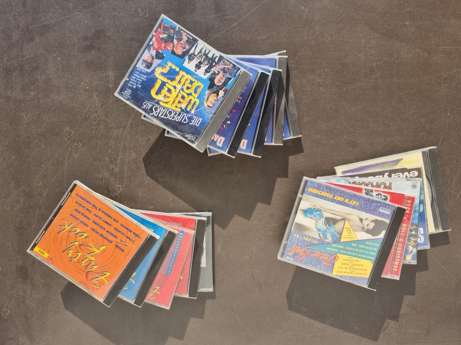 Vând 15 CD muzica usoara mixta straina artisti  internationalii,Sinatra,Bocelli,Ray Charels

- Tot