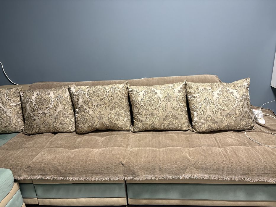 Продам угловой диван+пуфик