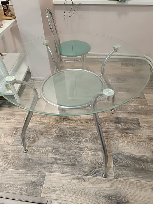 Продам стеклянный кухонный стол