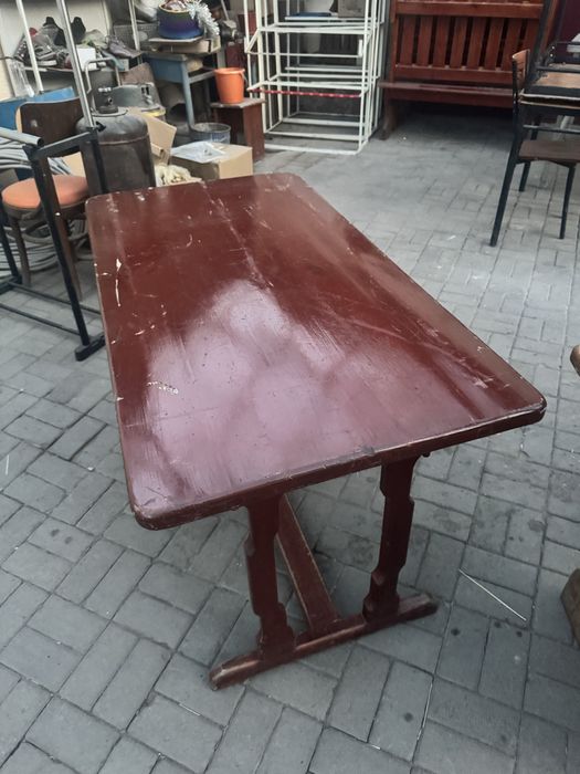 Столы из дерева.