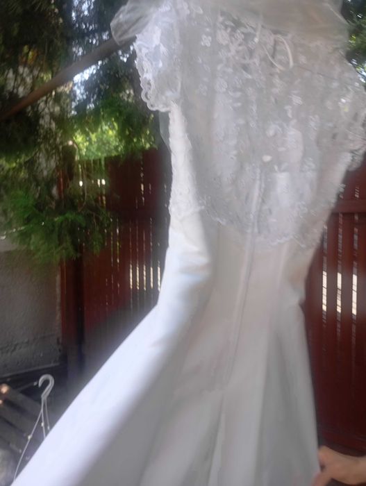 Vând rochie de mireasa făcută pe comanda din tafta și dantela , mărimea S , preț 2500 lei , tel 0744304555
