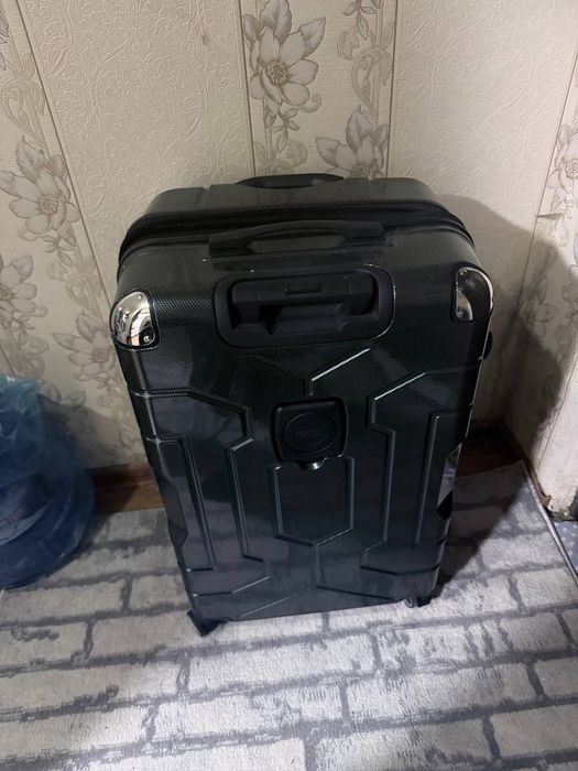 Новый чемодан большого размера
