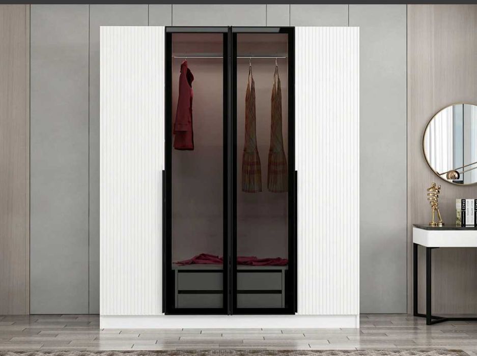 Модерен гардероб със стъклени врати