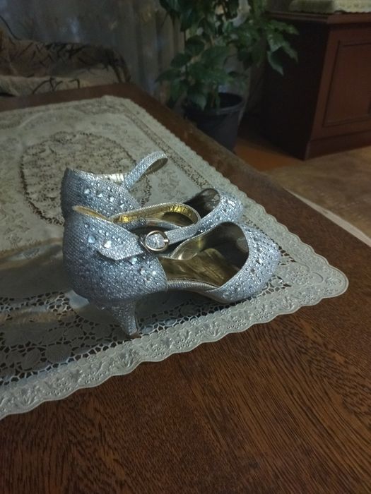 Продам женскую обувь