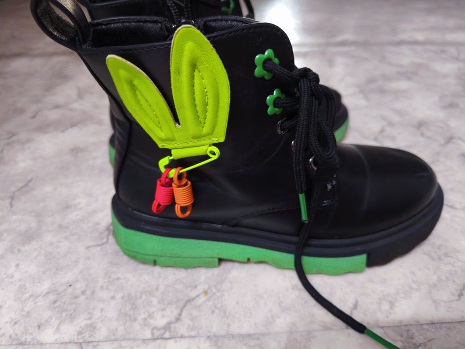 Продам осенние ботинки для девочки