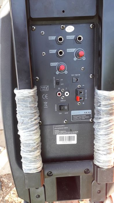 Vind Boxa Akai, puternică 50 W am  si boxe mai mici, la 30 W