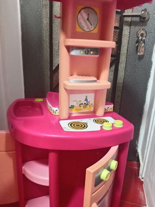 Vând bucătărie roz