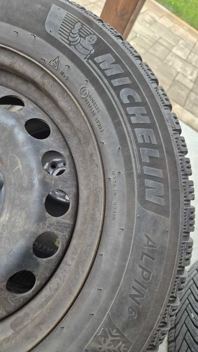 Jante tabla pe 15" cu capace, originale si anvelope de iarna Michelin pentru VW GOLF 7