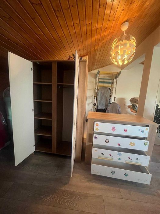 Comodă 4 sertare, stejar cu alb – stare bună 300 lei