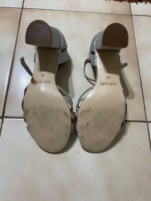 Сребристи сандали на ток Estrada