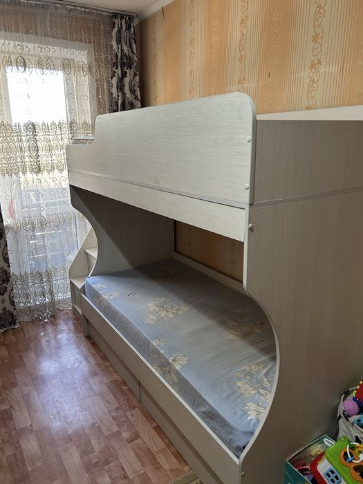Продам двухярусную кровать 2*90