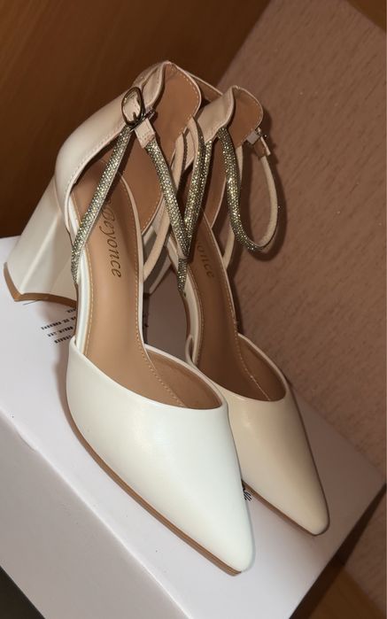 Продам белые туфли