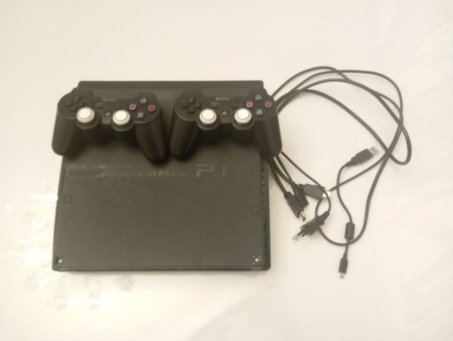 Ps3slim  320gb 13 ta top oʻyinlari bilan 2 ta joystick kabellari bor