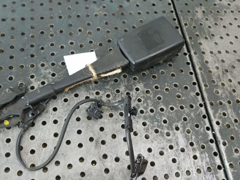 capsa centura dreapta fata cu fir  audi a4 b8 8k0857755f