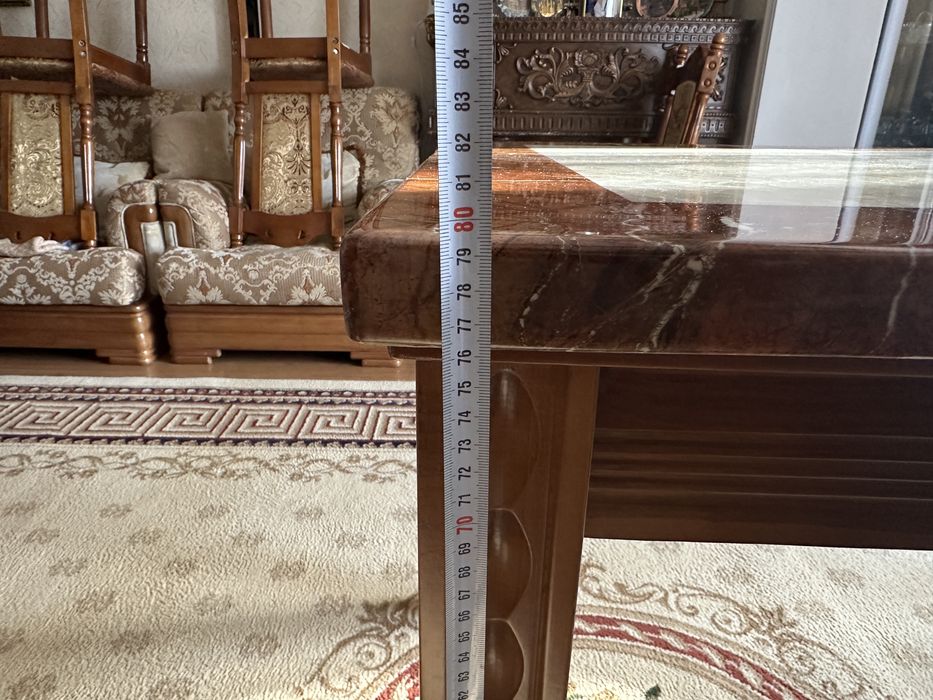 Мраморный стол в гостинную