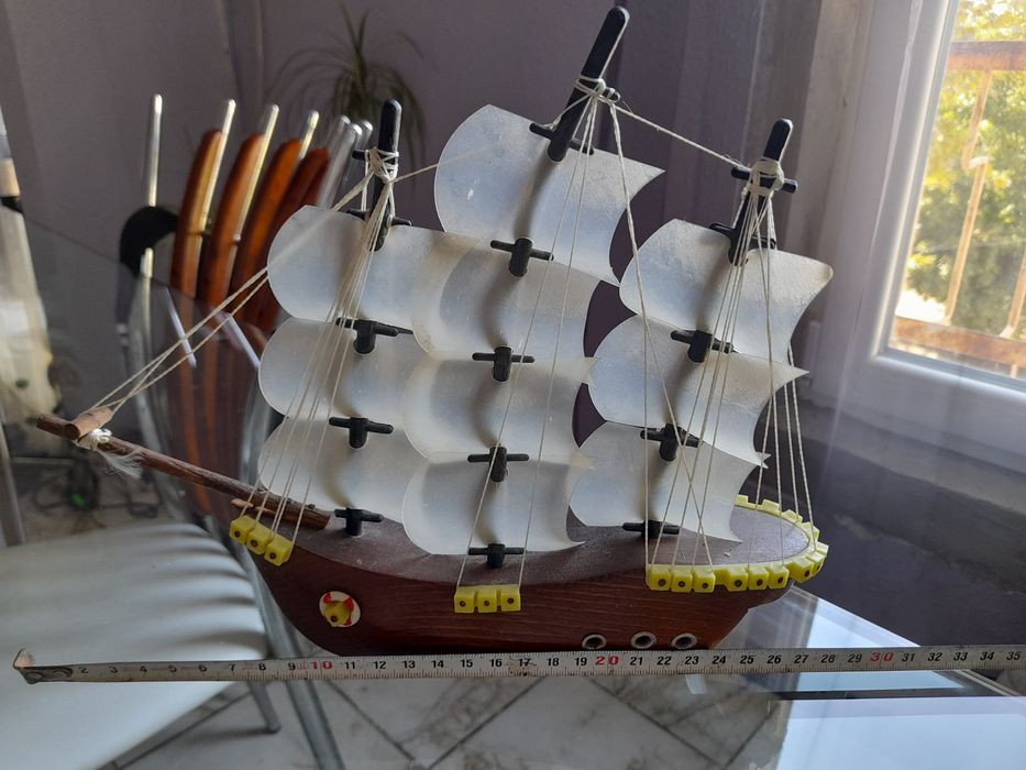 Лот дървени платноходи