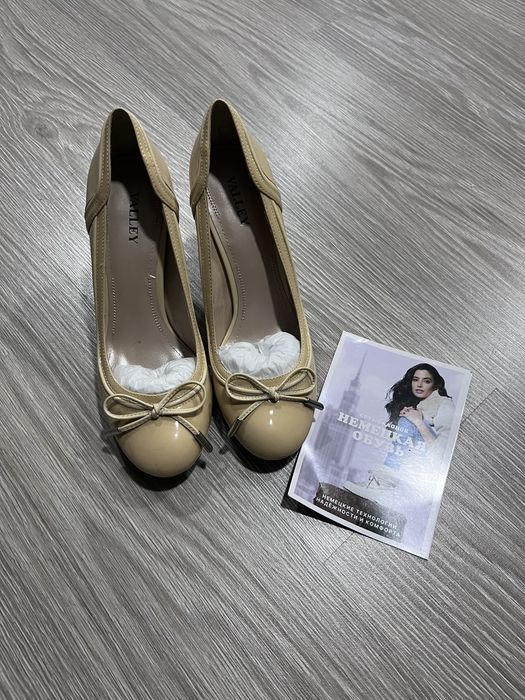 Туфли Valley, бежевые лаковые, каблук