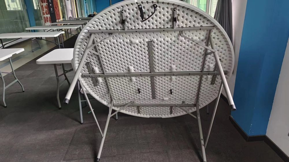 Vand mese, scaune chiavari, pernute