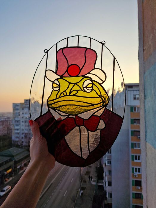 Vitraliu broscoi cu pălărie