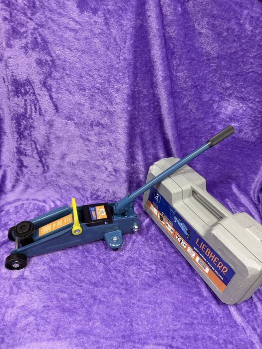 Домкрат автомобильный подкатной 2т