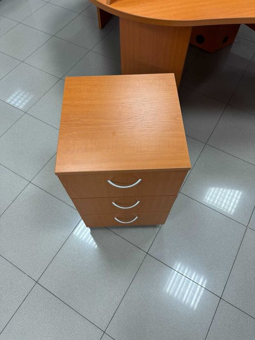 Офисни мебели - Бюра + контейнери + подложки за компютри