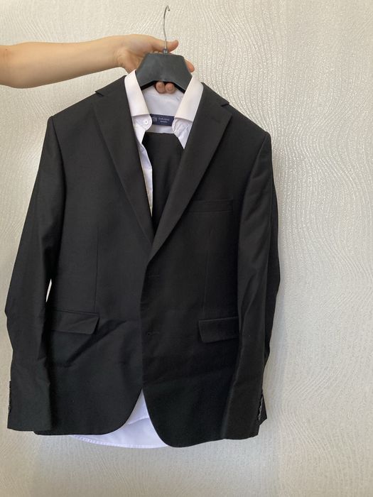 Черный кастюм тройка + белый рубашка