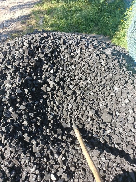 Перекидаю уголь в углярку